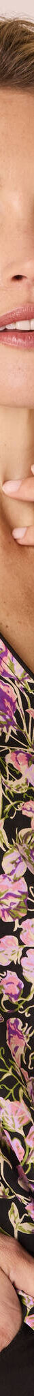 Blouse imprimé floral, détail dentelle (noir / violet) Blouse imprimé floral, détail dentelle (noir / violet)